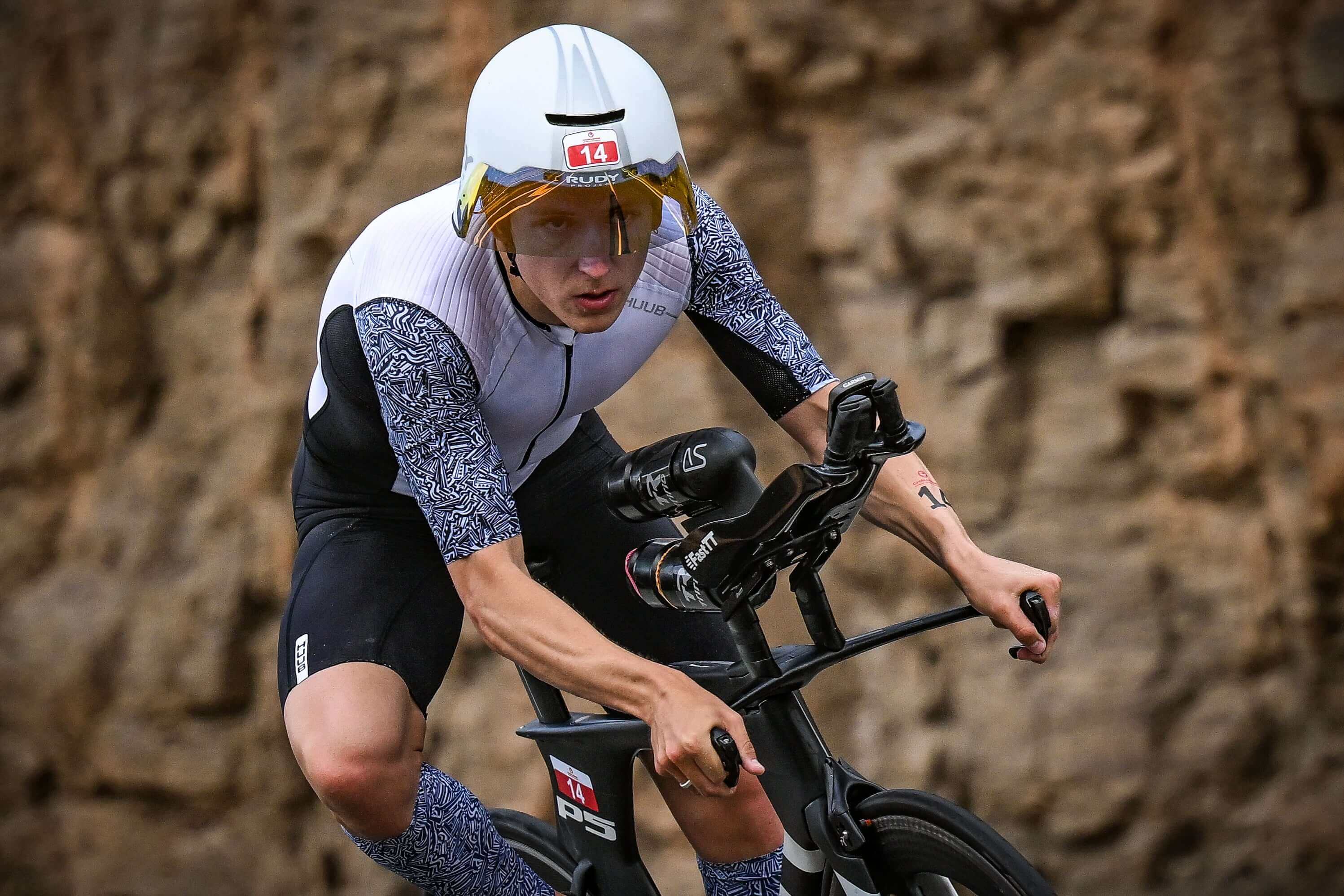 Athlete using a bike specific mounting plate for hydration system during a race.